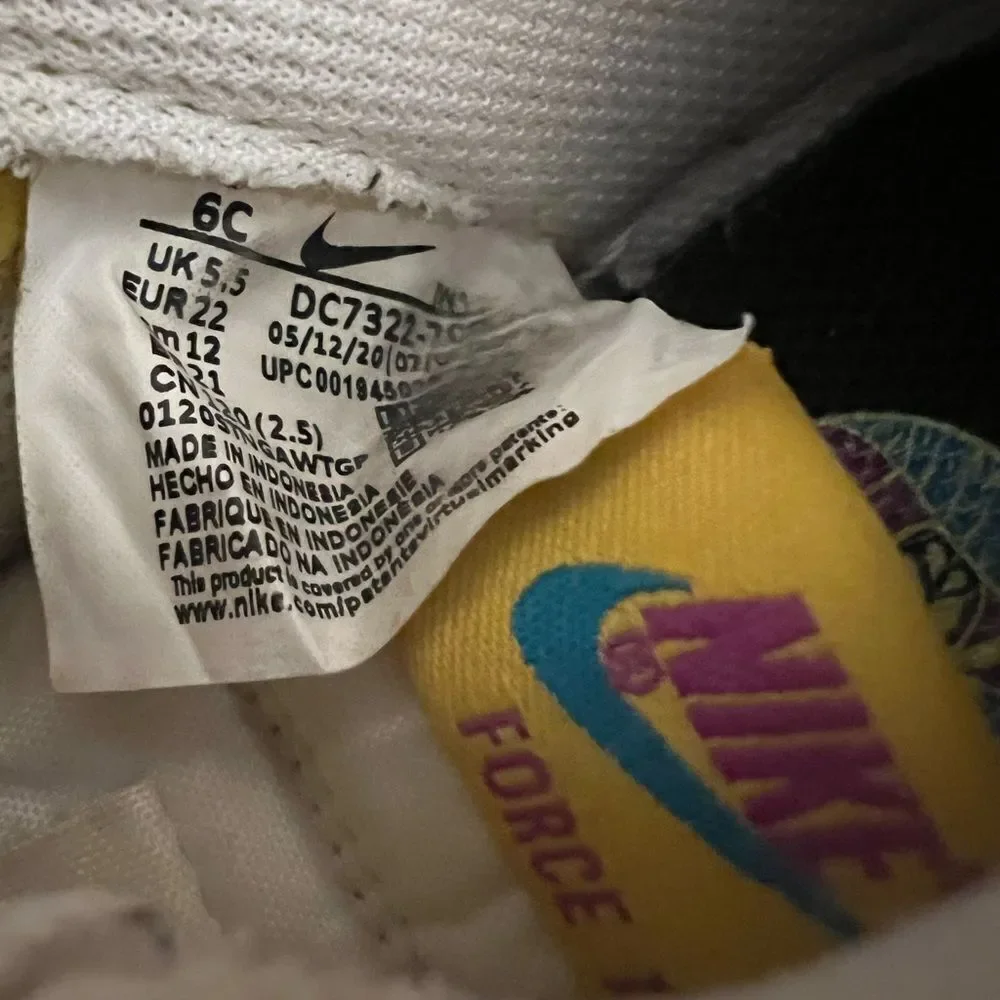 Nike Kids Yellow smiley face AF1 kids Sneakers. Size 6c